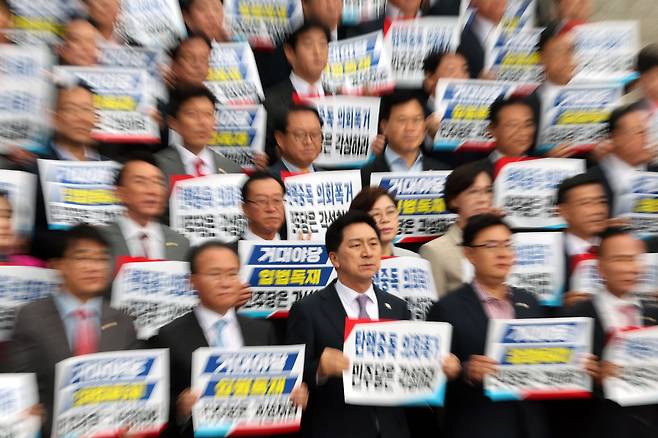 국민의힘 김기현 대표와 윤재옥 원내대표 등 의원들이 9일 오후 서울 여의도 국회 본청 앞 계단에서 열린 '탄핵 남발 더불어민주당 규탄대회'에서 구호를 외치고 있다. /뉴스1
