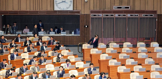 이동관 방송통신위원장이 9일 국회 본회의장에 입장하고 있다. 사진=연합뉴스