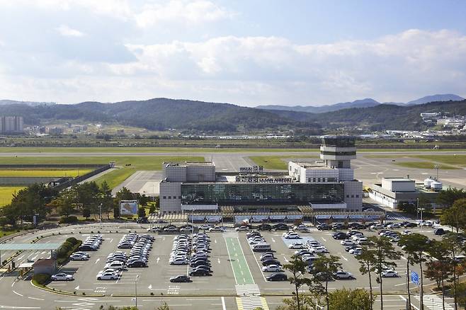 울산공항 전경. 산업도시 울산의 관문 공항의 입지가 갈수록 위축되고 있다. 울산시 제공