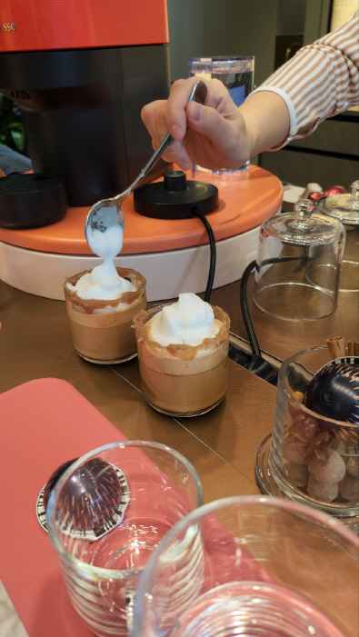 9일 여의도 더현대서울 네스프레소 부티크에서 진행된 네스프레소 페스티브 커피 클래스 미디어 체험 행사에서 '카페 몽블랑'을 만들어보고 있다.
