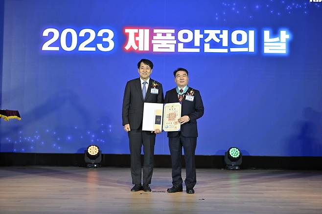 9일 열린 '2023 제품안전의 날' 시상식에서 김종필 LG전자 전무(오른쪽)이 장영진 산업통상자원부 제1차관으로부터 동탑산업훈장을 받았다.