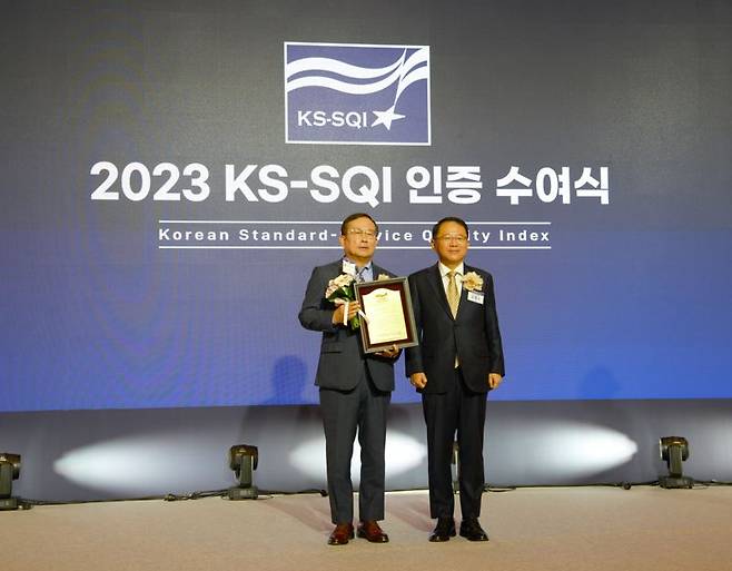 8일 서울 중구 롯데호텔에서 개최된 ‘2023년 KS-SQI 인증 수여식’에서 박찬복 롯데글로벌로지스 대표이사(왼쪽)가 수상 후 기념촬영을 하고 있다. 롯데글로벌로지스 제공