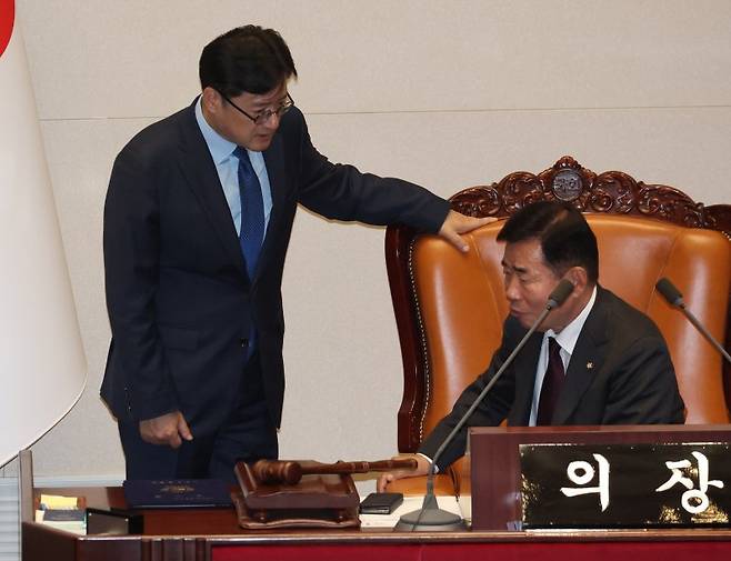 (서울=뉴스1) 송원영 기자 = 김진표 국회의장과 홍익표 더불어민주당 원내대표가 9일 서울 여의도 국회 본회의장에서 열린 제410회 국회(정기회) 제11차 본회의에서 대화를 하고 있다. 2023.11.9/뉴스1 /사진=뉴스1화상