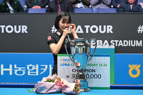 최혜미가 8일 고양 킨텍스 PBA 스타디움에서 열린 NH농협카드 LPBA 챔피언십 결승에서 김예은을 꺾고 정상에 오른 뒤 눈물을 흘리고 있다. 사진=PBA 