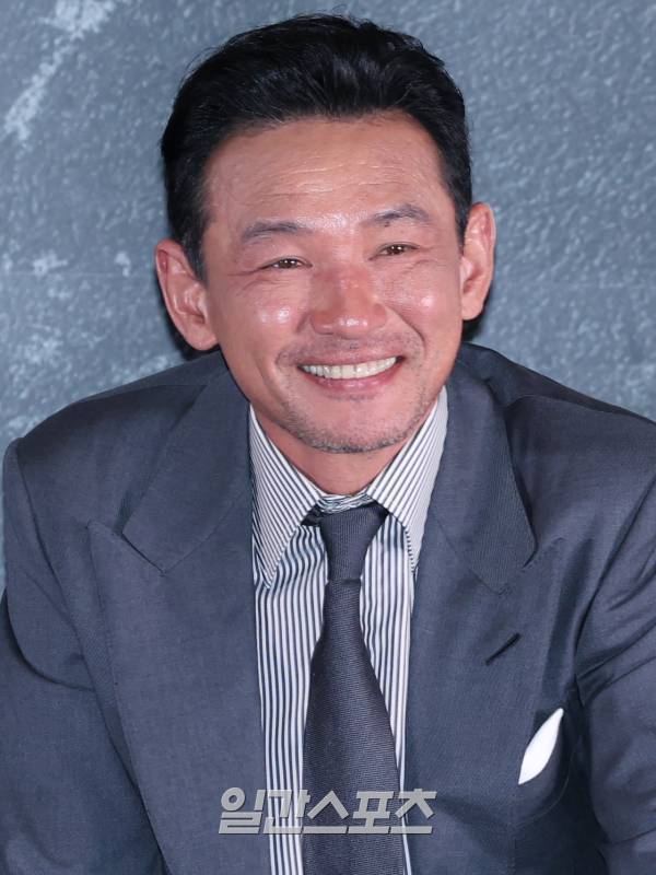 배우 황정민이 9일 오후 서울 강남구 메가박스 코엑스에서 진행된 영화 ‘서울의 봄’ 언론배급시사회 및 기자간담회에 참석해 취재진과의 질의응답 시간을 갖고 있다. ‘서울의 봄’은 1979년 12월 12일, 서울에서 일어난 신군부 세력의 반란을 막기 위한 일촉즉발의 9시간을 그린 작품이다. 오는 22일 개봉. 서병수 기자 qudtn@edaily.co.kr /2023.11.09/