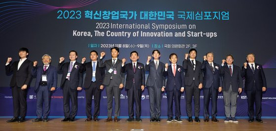 8일 서울 여의도 국회 의원회관에서 열린 ‘2023 혁신창업국가 대한민국 국제심포지엄’에서 참석자들이 파이팅을 외치고 있다. 왼쪽부터 이동헌 에이슬립 대표, 권동수 로엔서지컬 대표, 유홍림 서울대 총장, 이관형 에스그래핀 대표, 박진호 포인투테크놀로지 대표, 김진표 국회의장, 이용재 매스프레소 대표, 이광형 KAIST 총장, 전은권 럭스로보 팀장, 홍석현 중앙홀딩스 회장, 이대영 휴마스터 대표, 김복철 국가과학기술연구회 이사장. 이날 참석자들은 ‘기술패권 전쟁의 시대, 혁신창업이 곧 안보’를 주제로 딥테크 혁신창업 활성화 방안을 논의했다. 강정현 기자