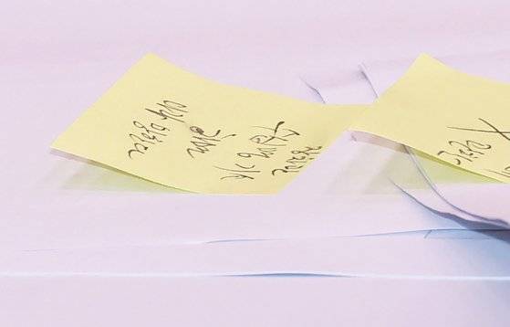 지난달 19일 국회 법사위 국감에서 김진욱 공수처장의 답변 자료에 ‘장차관 수십명 기소하면 나라 망한다’고 써있다. 김 처장은 이날 “공수처가 일을 잘해 고위공직자 구속영장 10건을 발부 받는다면 나라가 안 돌아간다”고 말했다. 연합뉴스