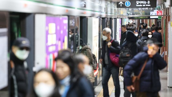 8일 서울 지하철 역사 내에서 시민들이 이동하고 있다. 연합뉴스
