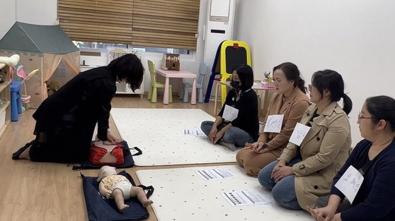 영유아교육기관에서의 응급상황 및 안전사고 대처 훈련 실습 모습