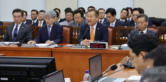 1일 국회 행정안전위원회 전체회의에서 이상민 행정안전부 장관 등이 의원들의 질의를 답하고 있다.   왼쪽부터 윤희근 경찰청장, 김광동 진실화해위원장, 이상민 장관, 김용빈 중앙선관위 사무총장. [연합뉴스]