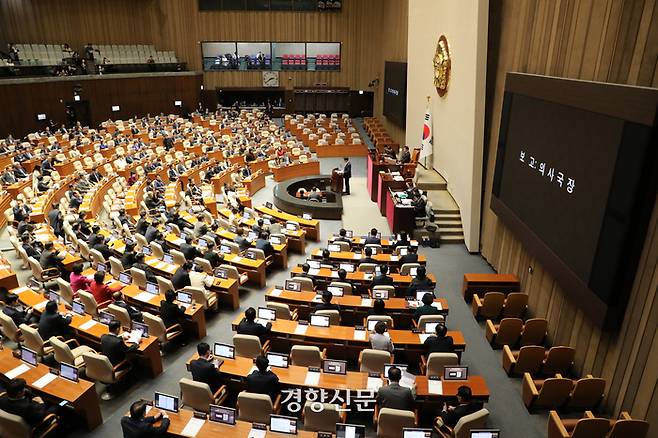 국회 의사국장이 9일 본회의에서 이동관 방송통신위원장 등에 대한 탄핵소추안을 보고하고 있다. 박민규 선임기자