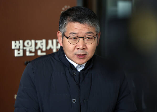 Attorney Lee Jung-il of law firm Donghwa, who represents a victim of a deadly lung disease outbreak caused by a toxic substance in a humidifier disinfectant, speaks to reporters after a Supreme Court ruling on Thursday. (Yonhap)