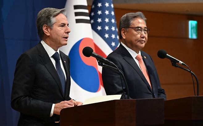 US Secretary of State Antony Blinken (left) and South Korea's Foreign Minister Park Jin hold a joint press conference after their meeting held in Seoul, Thursday. (Joint Press Corp.)