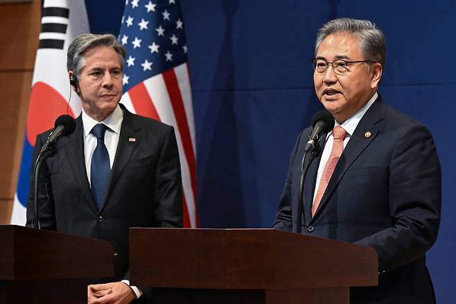 South Korea's Foreign Minister Park Jin (right) and US Secretary of State Antony Blinken hold a joint press conference after their meeting held in Seoul, Thursday. (Joint Press Corp.)