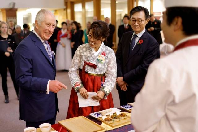 8일(현지시간) 뉴몰든 한인타운을 방문한 영국 찰스 3세 국왕. AFP연합뉴스