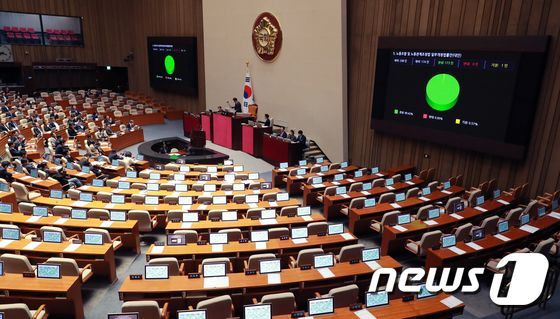 9일 국회 본회의장에서 열린 정기국회 본회의에서 노동조합 및 노동관계조정법 일부개정법률안, 이른바 노란봉투법이 통과되는 모습. 국민의힘 의원들은 표결에 불참했다./사진=뉴스1.