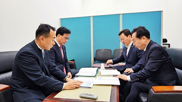 권기창 안동시장, 김형동 의원이 국회 예산결산특별위원회 국민의힘 간사 송언석 의원과 대화를 나누고 있다./사진제공=경북 안동시