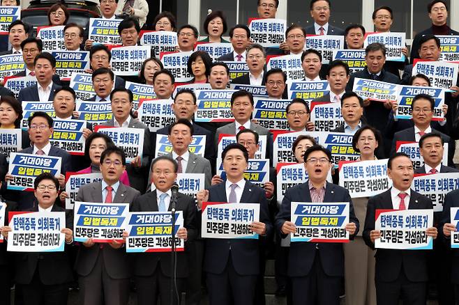 김기현 국민의힘 대표를 비롯한 의원들이 9일 오후 서울 여의도 국회 본청 앞 계단에서 열린 '탄핵 남발 더불어민주당 규탄대회'에서 구호를 외치고 있다. /사진=뉴시스