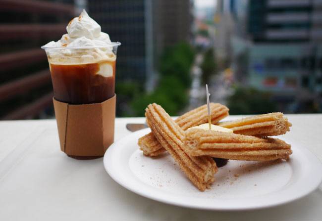 꽈배기와 비슷한 스페인의 추로스. 튀겨낸 뒤에 설탕을 뿌리는 것까지 닮았다.