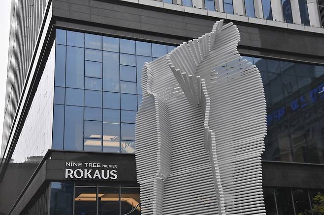 국회 예결특위가 로카우스호텔의 올해 수익 예상액이 이자도 못 낼 정도로 저조하다며 수입 제고방안을 촉구했다.사진은 로카우스(ROKAUS) 호텔 외경. [헤럴드DB]