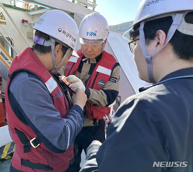 [서울=뉴시스] 어항남해2호 작업환경측정.