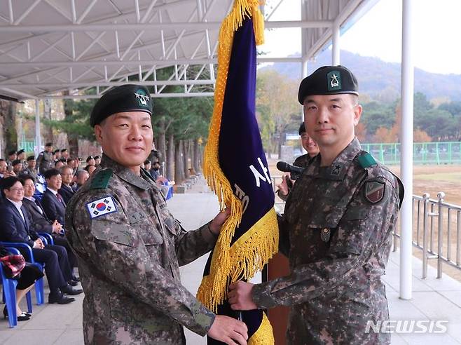 [인천=뉴시스] 이루비 기자 = 9일 오후 인천 부평구 육군 제17보병사단 멸공연병장에서 열린 제43대·44대 사단장 이·취임식에서 이광섭 신임 사단장(오른쪽)이 박정택 수도군단장으로부터 부대기를 이양받고 있다. (사진=17사단 제공) 2023.11.09. photo@newsis.com *재판매 및 DB 금지