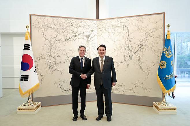 [서울=뉴시스] 윤석열 대통령이 9일 서울 한남동 관저에서 안토니 블링컨 미국 국무장관 초청 오찬에 앞서 블링컨 장관과 기념촬영 하고 있다. (사진=대통령실 제공) 2023.11.09. photo@newsis.com *재판매 및 DB 금지