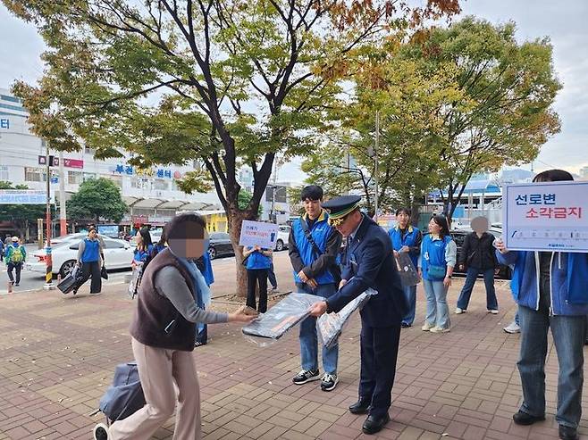 [부산=뉴시스] 한국철도공사 부산경남본부는 9일 소방의날을 맞아 부산진구 동해선 부전역 일대에서 선로변 화재예방 캠페인을 시행했다고 밝혔다. (사진=코레일 부산경남본부 제공) *재판매 및 DB 금지