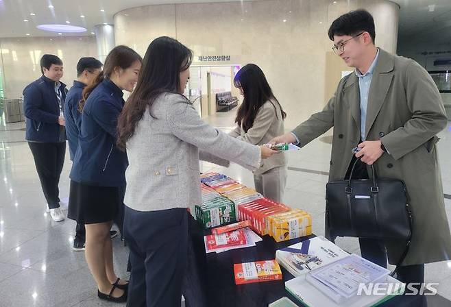 [전주=뉴시스]윤난슬 기자 = 한국전기안전공사는 존중받고 배려하는 조직문화 구현을 위해 9일 전북혁신도시 본사에서 '함께 만들어 가는 상호존중' 캠페인을 전개했다고 밝혔다.2023.11.09.(사진=전기안전공사 제공)