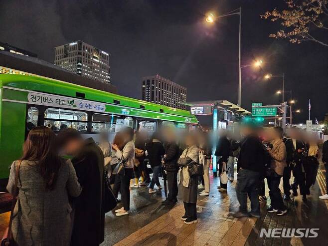 [서울=뉴시스] 박광온 기자 = 서울 지하철 1~8호선을 운영하는 서울교통공사 노동조합이 이틀간의 경고 파업에 돌입한 9일 오후 서울 지하철 5호선 광화문역 인근 버스정류장엔 지하철 대신 버스를 이용하려는 시민들로 붐비고 있다. 2023.11.09. lighton@newsis.com