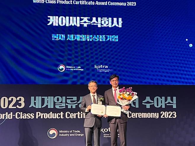 오승철 산업통상자원부 산업기반실장(왼쪽)이&nbsp;케이씨(주) 박주용 대표에게 인증서를 수여하고 있다. 케이씨 제공