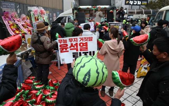 이재명 더불어민주당 대표 강성 지지자들로 구성된 더불어수박깨기운동본부 회원들이 지난 3월 오후 서울 영등포구 더불어민주당 당사 앞에서 이 대표 체포동의안 표결에 반란표를 던진 민주당 의원들을 겨냥하는 집회를 하고 있다. 뉴시스