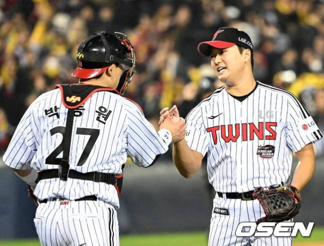 LG 고우석(오른쪽)과 박동원.