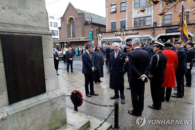 한국전 참전용사 만나는 영국 찰스 3세 국왕 (로이터=연합뉴스) 영국 찰스 3세 국왕이 8일(현지시간) 뉴몰든 한인타운을 방문해서 한국전 참전용사들을 만났다. 2023.11.8 photo@yna.co.kr