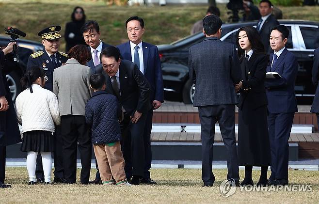 순직 소방관 자녀와 인사하는 윤석열 대통령