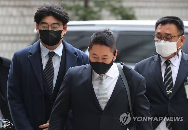 송치형 두나무 회장 (서울=연합뉴스) 신준희 기자 = 송치형 두나무 회장(왼쪽)이 작년 12월 7일 오후 서울 서초구 서울고등법원에서 열리는 공판에 출석하는 모습 [연합뉴스 자료사진]