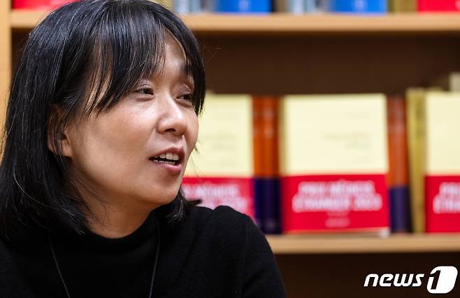 장편소설 ‘작별하지 않는다’로 프랑스 4대 문학상 중 하나인 메디치 외국문학상을 받은 작가 한강이 9일 오후(현지시간) 프랑스 파리 그라세(Grasset)출판사에서 한국 특파원들과 인터뷰를 하고 있다. 2023.11.10/뉴스1 ⓒ News1 이준성 기자