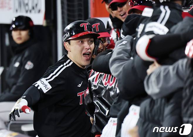 10일 오후 경기도 수원시 장안구 수원KT위즈파크에서 열린 '2023 신한은행 SOL KBO 포스트시즌' 한국시리즈 3차전 kt 위즈와 LG 트윈스의 경기 6회초 무사 1루 상황, 투런포를 친 LG 박동원이 동료 선수들의 축하를 받고 있다. 2023.11.10/뉴스1 ⓒ News1 이재명 기자