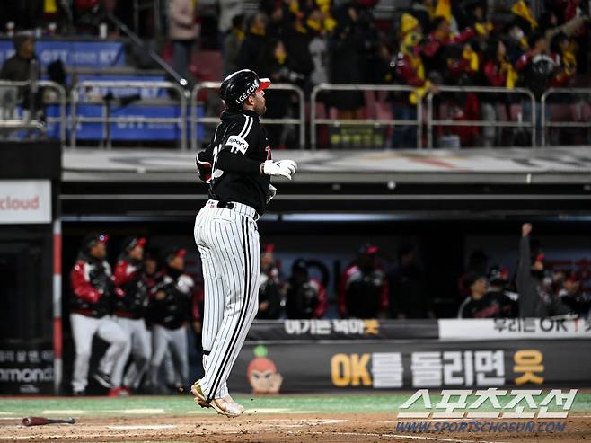 10일 수원 케이티위즈파크에서 열린 한국시리즈 3차전 KT와 LG의 경기, 3회초 2사 2,3루 LG 오스틴이 선제 3점홈런을 치고 환호하고 있다.  수원=허상욱 기자wook@sportschosun.com/2023.11.10/