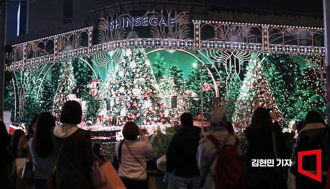 9일 서울 중구 신세계백화점 본점 외벽에 미디어 파사드 영상을 이용한 크리스마스 장식이 불을 밝히고 있다. 신세계백화점 본점 외벽의 미디어 파사드는 375만 개의 LED 칩을 사용, 63x18m 크기의 거대한 스크린으로 탈바꿈했다. 사진=김현민 기자 kimhyun81@