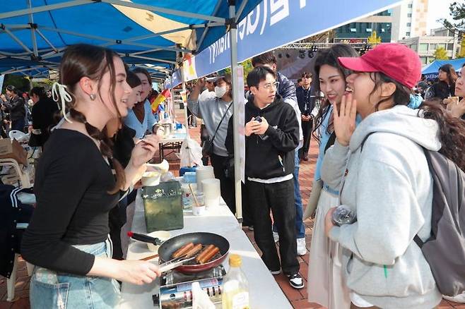 ‘2023 인터내셔널 데이(International Day)’에서 외국인 유학생들이 전통 음식 부스를 운영 중이다.