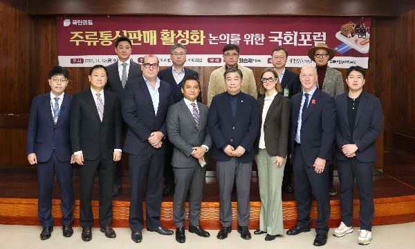 '주류통신판매 활성화 논의를 위한 국회포럼'이 10일 서울 여의도 국회도서관에서 개최됐다. (앞줄 왼쪽부터)이날 포럼에 참석한 황성필 국회입법조사처 재정경제팀 입법조사관, 김석균 엠브레인 상무, 클라스 샤버그 아시아-태평양국제주류연합 디렉터, 윌슨 델 소코로 아시아-태평양국제주류연합 이사, 최승재 국민의힘 의원, 올리비아 비덴 아시아-태평양국제주류연합 이사, 마크 켄트 스카치위스키협회 회장, 김민욱 데일리샷 대표. (뒷줄 왼쪽부터)김성수 한양대 국제학부 교수, 심재식 공정거래위원회 시장구조개선정책과 과장, 조성현 한국온라인쇼핑협회 사무총장, 이완희 국세청 소비세과 서기관, 도정한 쓰리소사이어티스 대표.[사진제공=아시아-태평양국제주류연합]