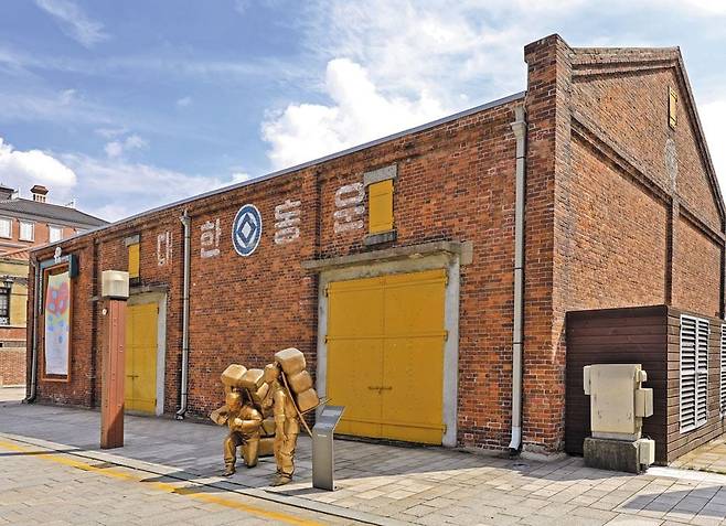 인천시가 옛 창고 건물들을 문화 공간으로 꾸민 인천 중구 인천항 인근의 '인천 아트플랫폼'. /인천문화재단