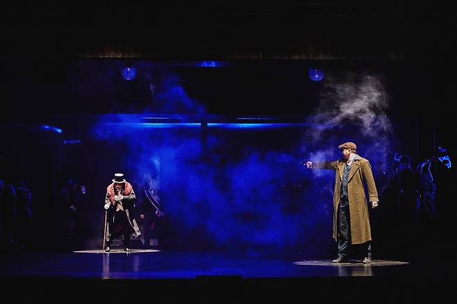 뮤지컬 '영웅'의 하얼빈 의거 장면. 이 뮤지컬은 하얼빈역에 실제 기차가 들어오는 것처럼 표현한 무대미술로도 유명하다. /에이콤