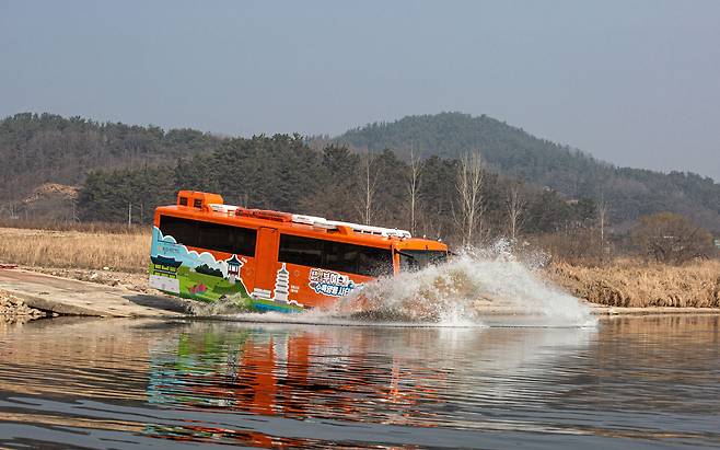 육지와 백마강을 오가는 부여 수륙 양용 시티 투어 버스는 작년 7월 운행을 시작해 첫 봄을 맞이했다./ 이한솔 영상미디어 기자