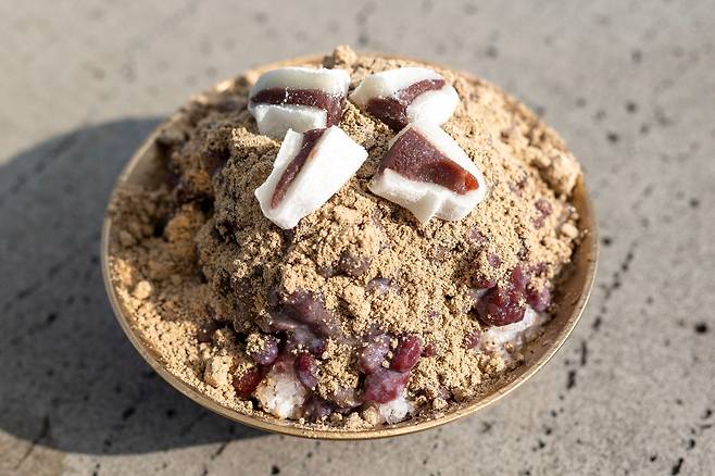 6가지 선식과 경북 예천산 팥, 찰떡을 얹은 '카페 꽃자리'의 옛날 팥빙수.  / 이신영 영상미디어 기자