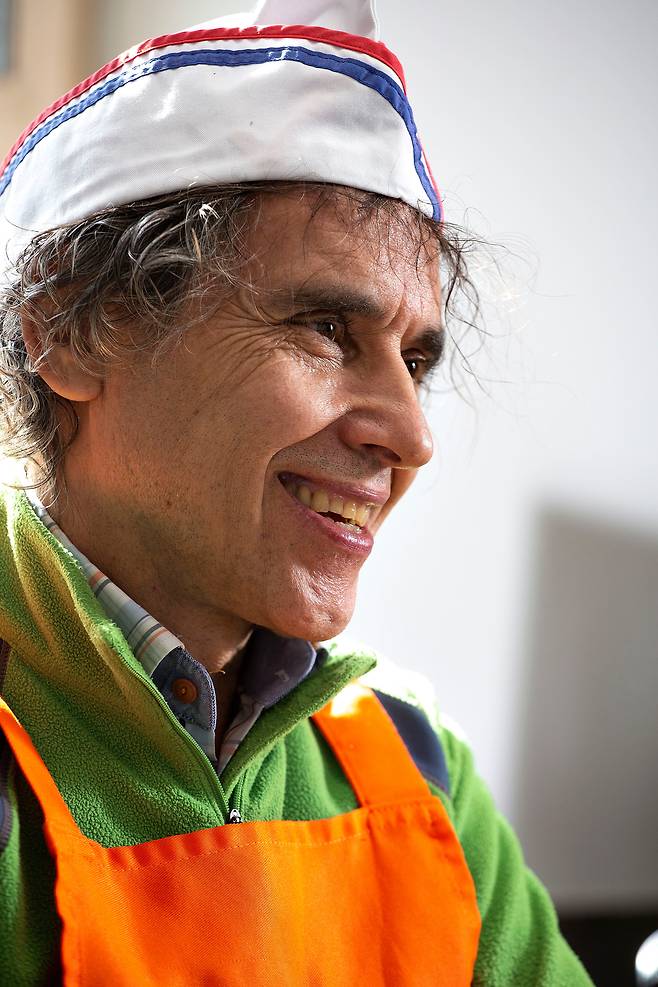 노숙인 급식소 ‘안나의 집’을 운영하는 김하종 신부는 “코로나가 터지고 난 다음부터 일어난 기적처럼 아름답고 놀라운 현실을 기억하기 위해 일기를 썼고, 그런 이야기를 나누려고 책으로 냈다”고 했다. 김 신부는 “어둠의 터널이 끝이 없을 것 같지만 분명히 끝이 있다”며 환하게 웃었다./이신영 영상미디어 기자