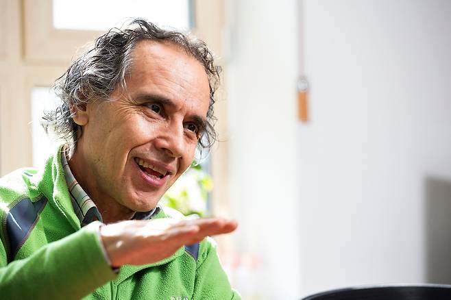 김하종 신부는 “코로나 감염 우려 때문에 노숙인 급식을 중단하라는 이웃들의 민원은 당연하다. 나도 두렵다"며 “하지만 이들에게 식사를 드리면 건강해져서 바이러스에 덜 걸려 사회에도 도움이 된다”고 했다./이신영 영상미디어 기자