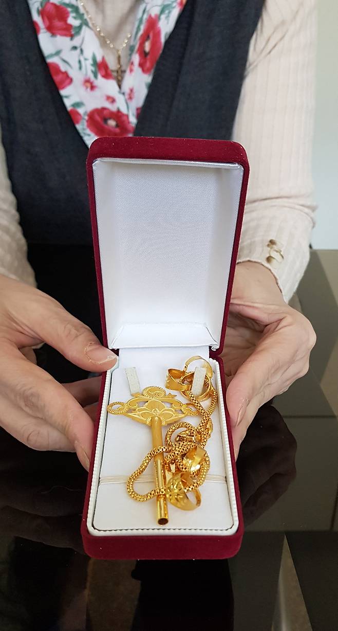 60대 여성이 평생 저축 대신 사 모았다가 “노숙인들을 위해 써달라”며 기부한 금붙이./니케북스