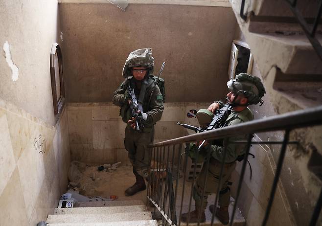 이스라엘 낙하산병들이 9일(현지 시각) 이스라엘 바트얌에 있는 버려진 집에서 가자지구 배치를 앞두고 훈련을 하고 있다. / EPA 연합뉴스